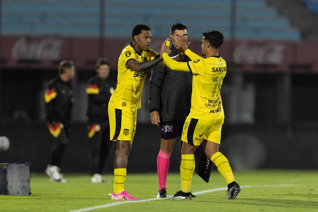 Abel Hernández volvió a jugar oficialmente en Peñarol, un debut retrasado por su lesión
