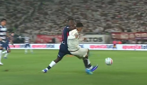 Luis Advíncula fue expulsado a los 41 segundos del clásico del fútbol peruano