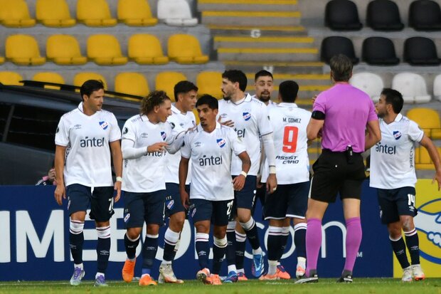 Puño apretado y beso al escudo: Coates gritó el primer gol albo en la Libertadores 2026