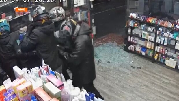 “¡Nos robaron otra vez!”: Farmacia colgó cartel denunciando segundo asalto en 10 días