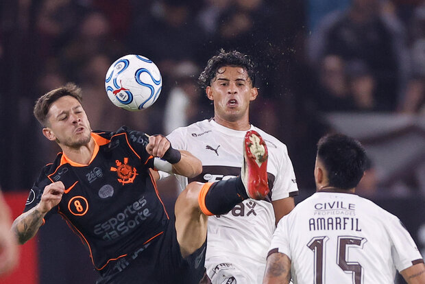 Libertadores: Corinthians abrió el grupo de Peñarol venciendo a Platense a domicilio
