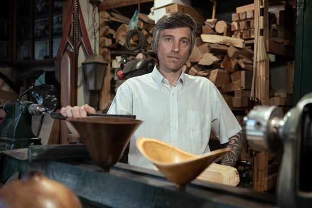 Mauricio Kolenc, un tornero de madera que dejó de ser obrero para convertirse en artista