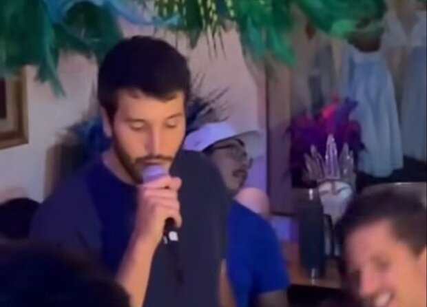 Antes de su show en Montevideo, Sebastián Yatra tocó con una comparsa en Cordón