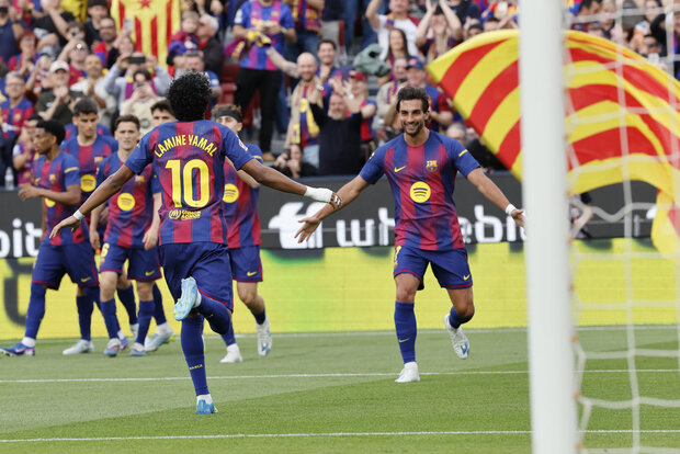 España: Barcelona, con Ronald Araujo, le ganó el derbi al Espanyol y lidera. Hubo más