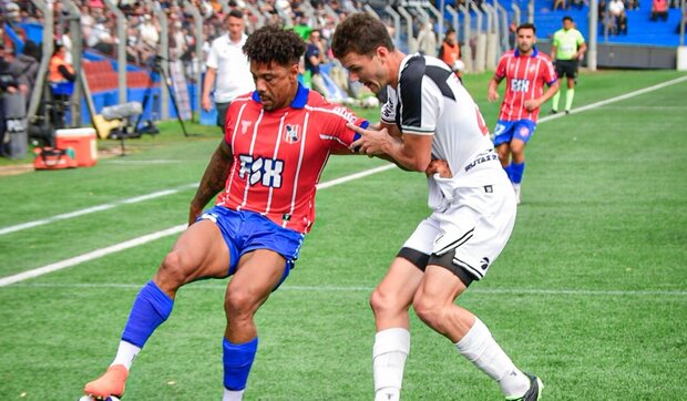 Apertura: Central Español y Danubio empataron 2-2 en el Palermo, donde hubo polémica