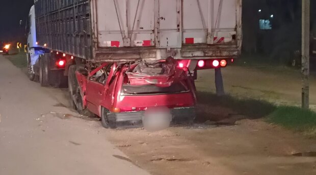 Procuran identificar a una mujer que murió al incrustar su auto en un camión estacionado