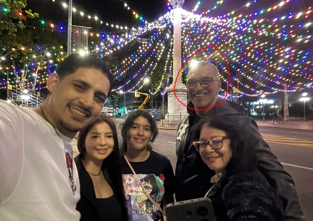 Juan Carlos en Montevideo con su familia. Archivo personal vía Telemundo