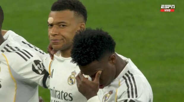 Emoción de Vinícius y molestia de Mbappé: el minuto de silencio por Santamaría en Múnich