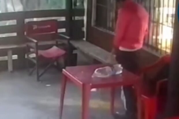 “Impotencia”: comerciante denunció insalubridad por indigente que suele orinar en su local