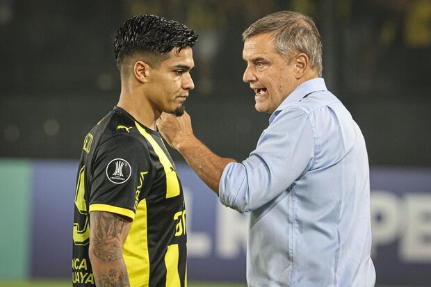 Polémica en el CDS: penal para Peñarol que el VAR anuló por offside milimétrico