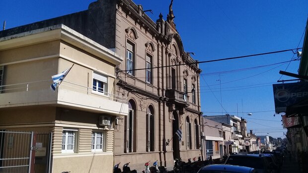 Adolescente sufrió feroz agresión en un liceo de Mercedes; patota lo emboscó en el baño