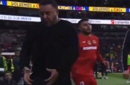 “Dos veces te…”: el obsceno gesto del DT de América que se viralizó en redes