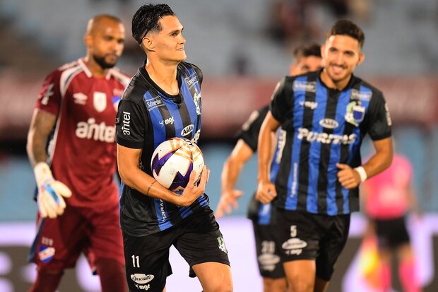 Ruben Bentancourt cuestionó el primer penal pitado a favor de Nacional contra Liverpool