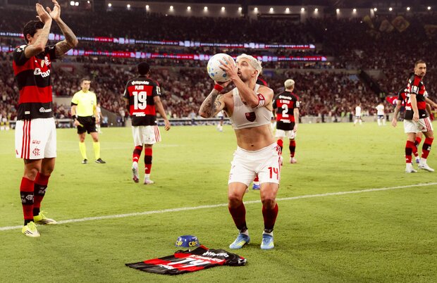 De Arrascaeta anotó en el 2-0 de Flamengo y lo dedicó a Oscar Schmidt con emotivo festejo
