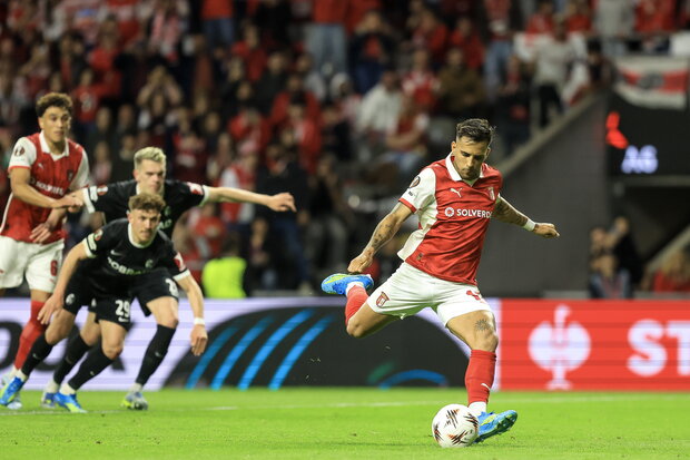 Europa League: Sporting Braga, de Rodrigo Zalazar que erró un penal, pegó primero