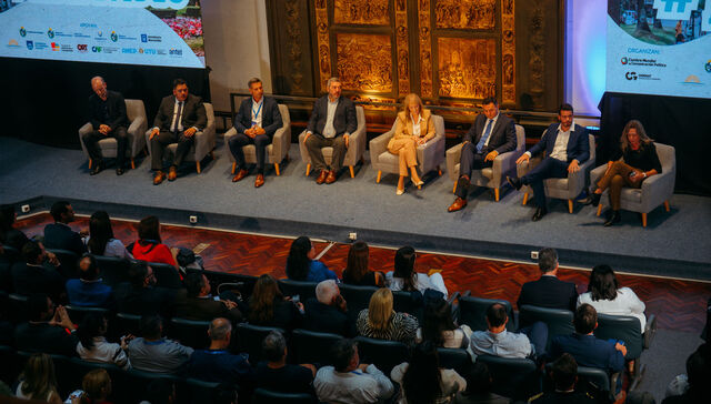 Cumbre de Comunicación Política: claves y debates de sus primeras jornadas en Montevideo