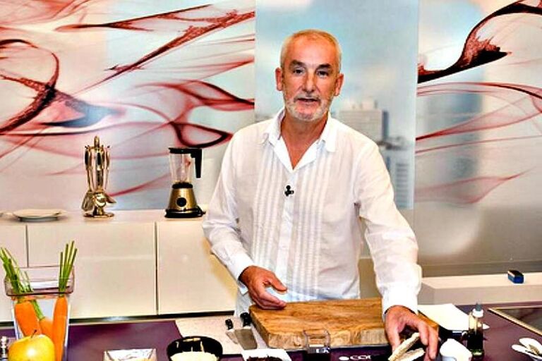 Murió a los 73 años Txumari Alfaro, conocida figura televisiva de los 90 en España