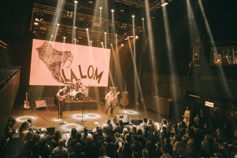 Entre la cumbia y el calor de Los Ángeles: crónica del show de LA LOM en Montevideo