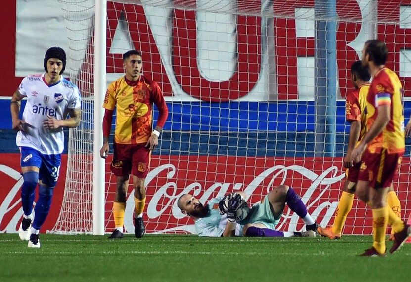 Facundo Silva jugando para Villa Española contra Nacional. Foto: Dante Fernández - FocoUy