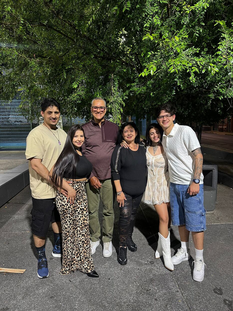 Juan Carlos junto a su familia. Foto: cedida a Montevideo Portal
