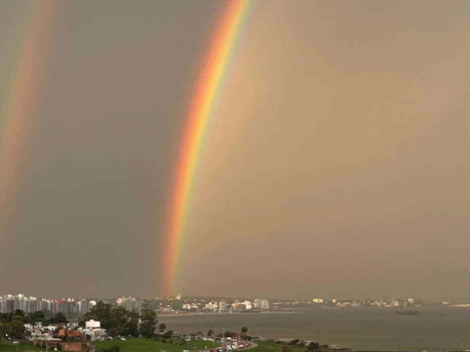 El imponente “doble arcoíris” que se vio en Montevideo en medio de lluvias y tormentas