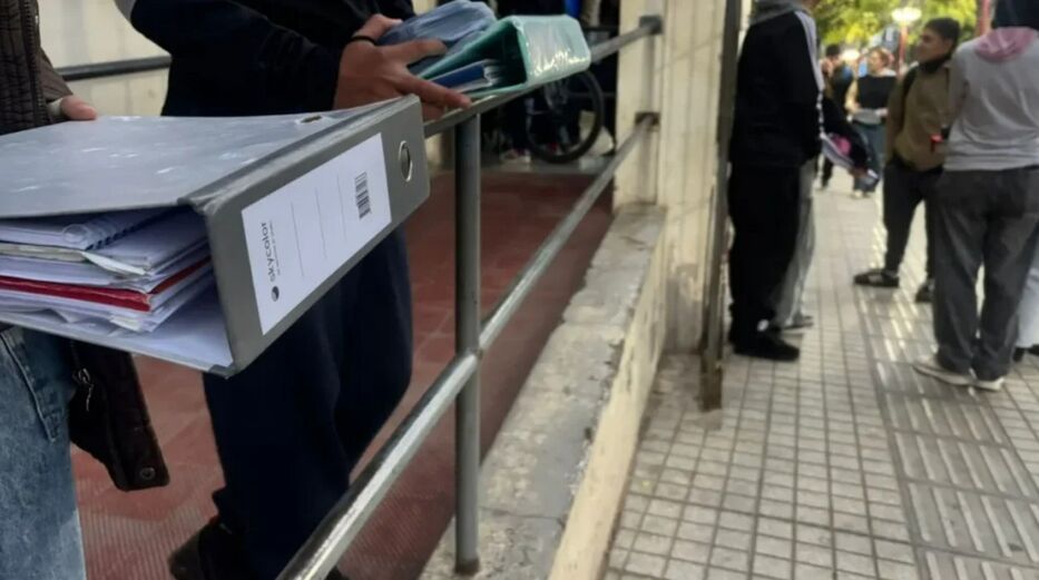 Argentina: liceos activan protocolo Mochila Cero ante amenazas de tiroteo