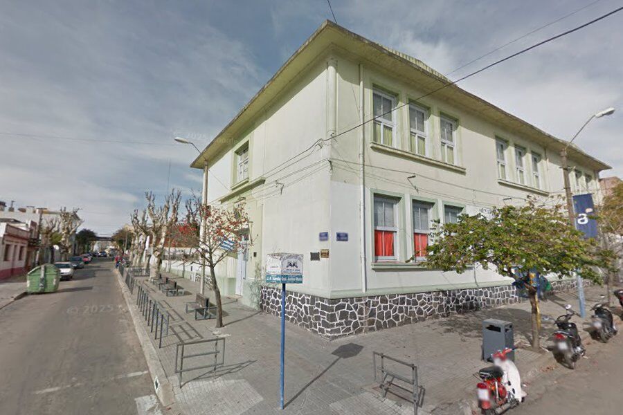 “Los alumnos no quieren ir”: padre acusa a niño de violento por pegarle a maestra en clase