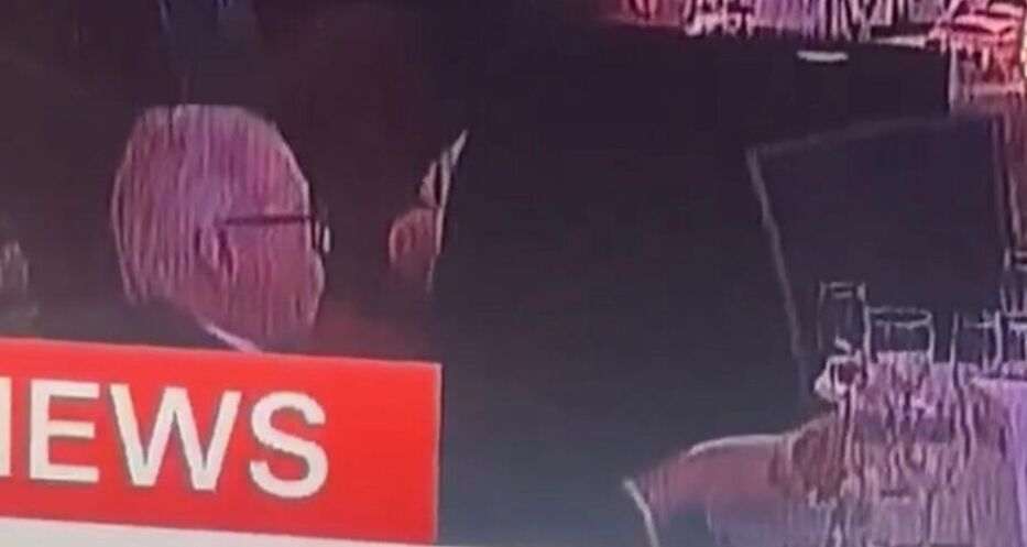 Como si nada: un video captó a un hombre que seguía comiendo mientras Trump era evacuado