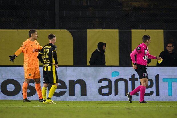 Peñarol: Aguerre vio dos amarillas en diez segundos y Escobar se cruzó con hinchas
