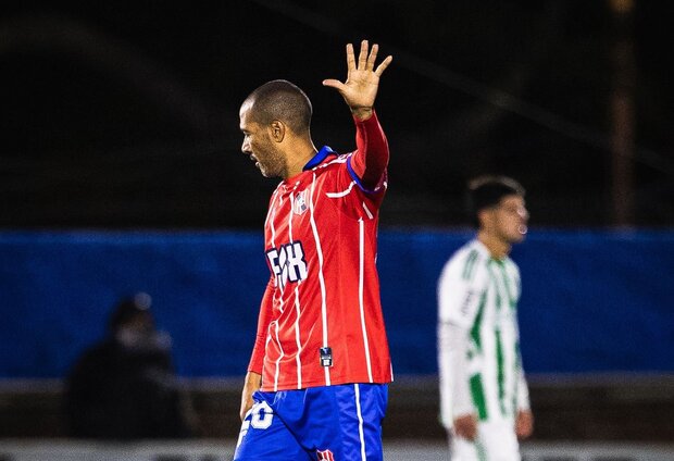 Apertura: Central Español derrotó 2-0 al campeón Racing en el Parque Palermo y festejó