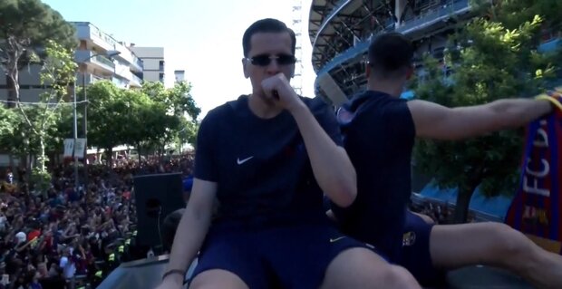 Arquero de Barcelona celebró el título con un vapeador y repartiendo cigarros a hinchas