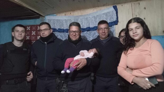 “Héroes”: una bebé de dos años estuvo a punto de morir, pero policías le salvaron la vida