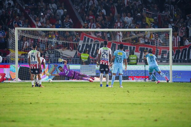 Junior a semis gracias a uruguayos: gol de Monzón y agónico penal atajado por Silveira