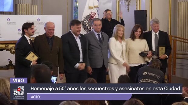 Santiago y Facundo, nieto e hijo, respectivamente, de Héctor Gutiérrez Ruiz; Leandro Santoro, legislador de Buenos Aires; Yamandú Orsi, presidente de Uruguay; Carolina Cosse, vicepresidenta de Uruguay; Gabriela Schroeder, hija de Rosario Barredo, y R