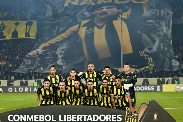 Peñarol homenajeó a Fernando Morena: “Fútbol y gloria, goleador de toda la historia”