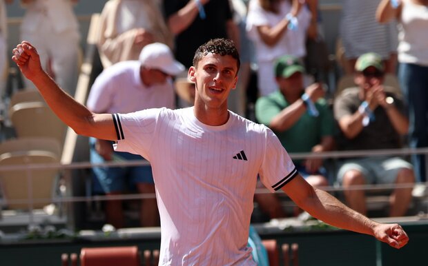 Sorpresa: el argentino Cerúndolo eliminó a Sinner, número 1 del mundo, de Roland Garros