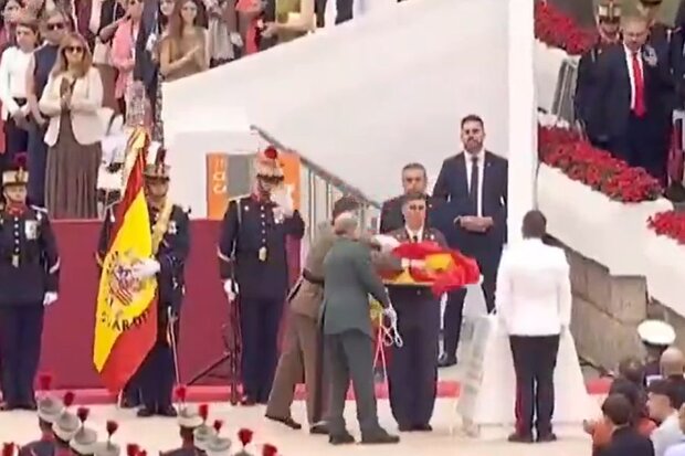 Insólito: la bandera de España cayó del mástil durante el izado en una ceremonia militar