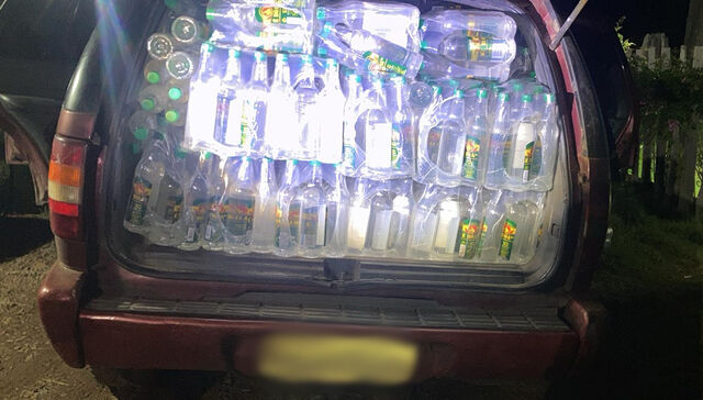 Abarrotada: pararon camioneta que llevaba cientos de bebidas alcohólicas de contrabando