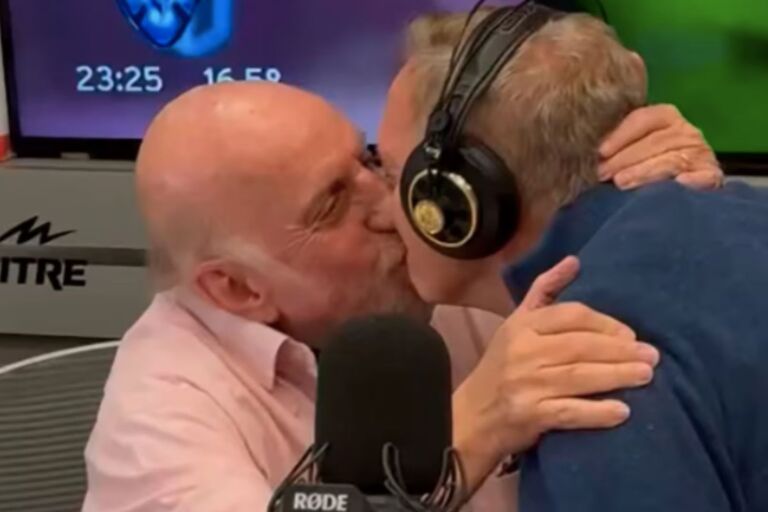 Horacio Pagani cumplió su promesa y le dio un beso en la boca a Marcelo Bonelli