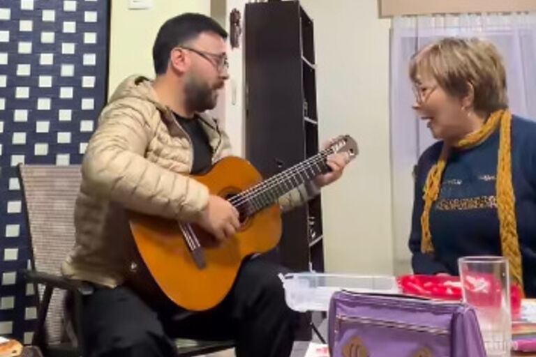 “Salió cantarola”: Lucas Sugo publicó un video en redes sociales cantando junto a su madre