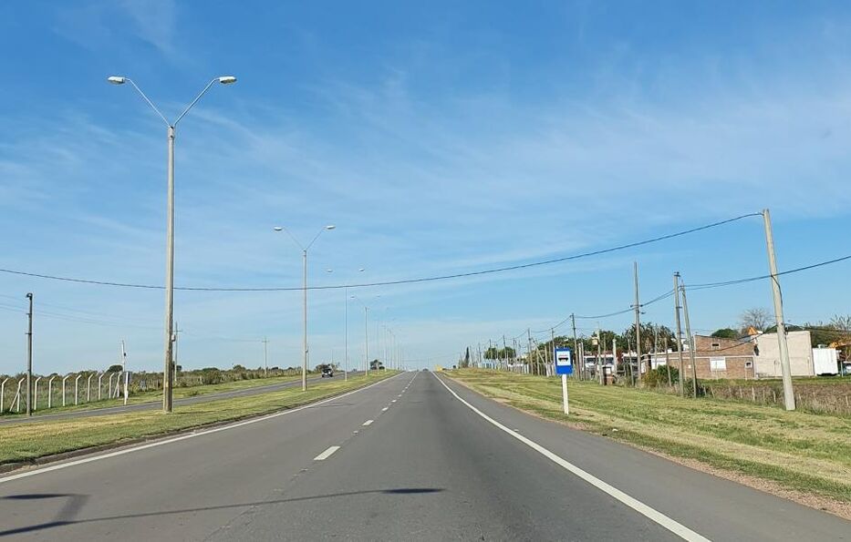 Caminaba por la ruta 5, tropezó, cayó desde tres metros, se golpeó la cabeza y murió