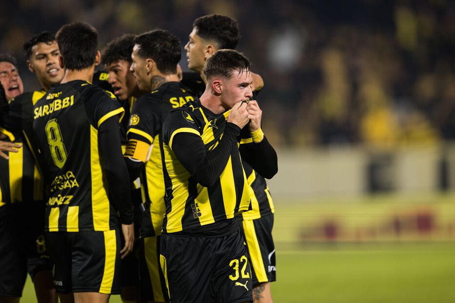 Apertura: Peñarol está derrotando 1-0 a Defensor Sporting en el Campeón del Siglo