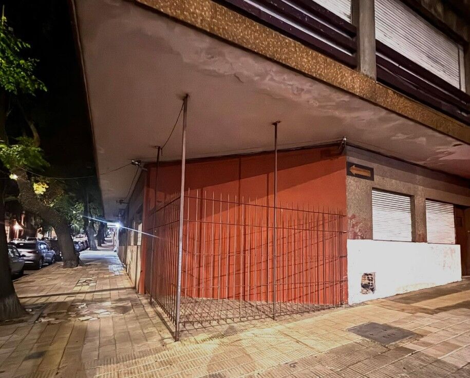 ¿Arquitectura defensiva o medida de exclusión? Una reja en Cordón desató polémica