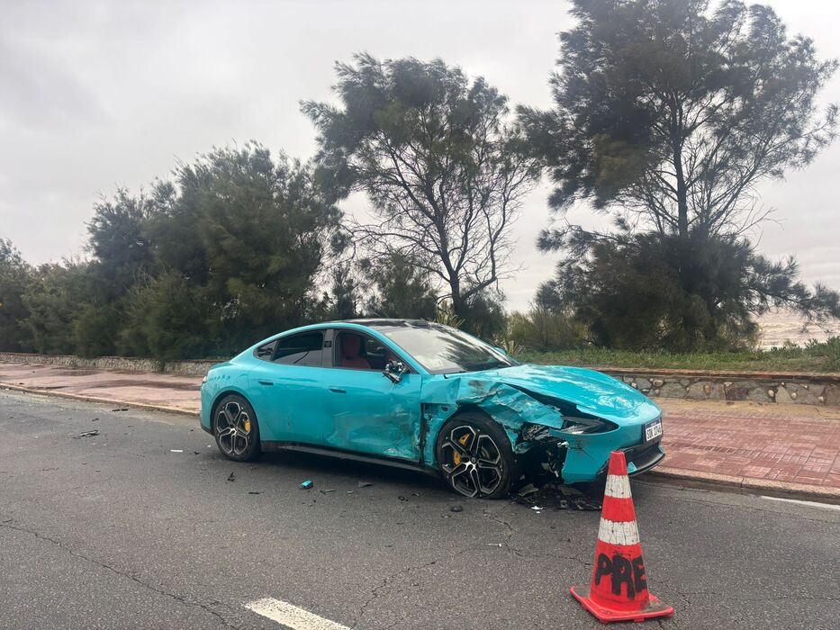 Un poco destruido: el único auto Xiaomi chocó en la rambla de Montevideo contra un Celerio