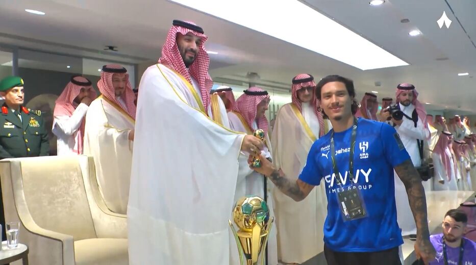 Darwin Núnez, sin jugar, ganó su primer título en Al Hilal; el Rey de Arabia se lo entregó