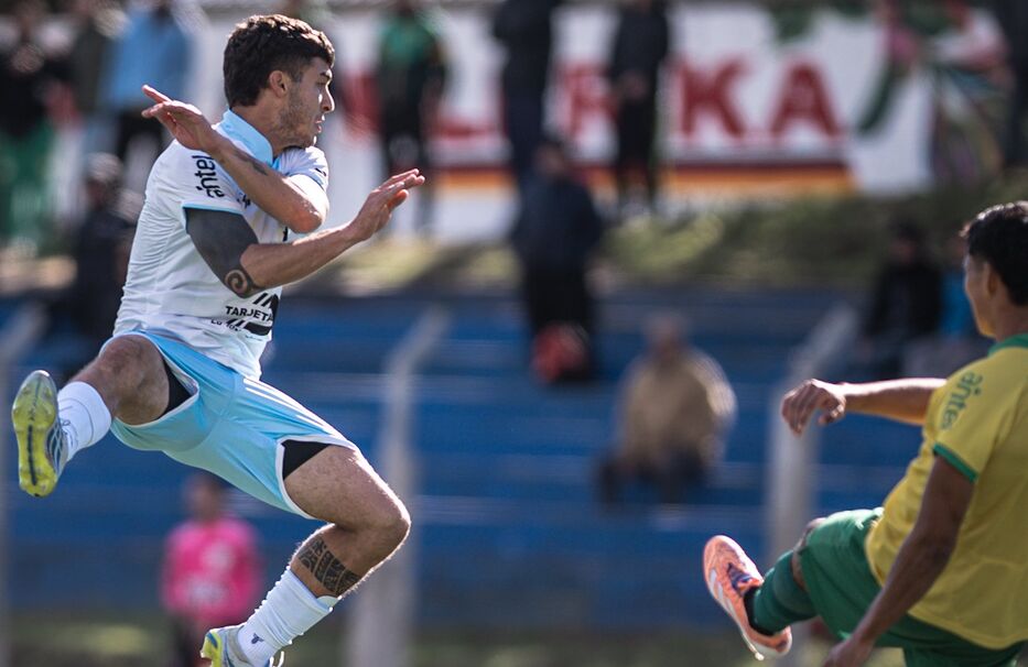 Segunda División: Oriental empató 2-2 con Cerrito y lidera junto a Fénix. Hubo más