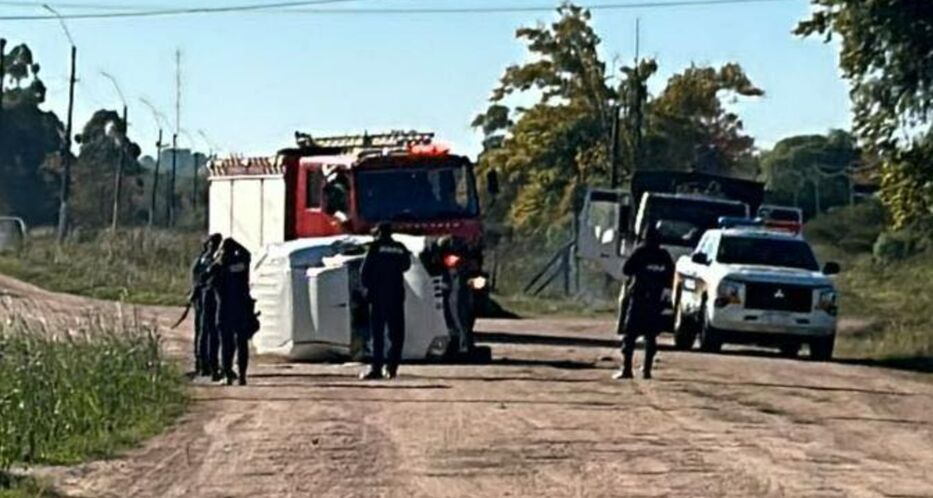 Un repartidor de panadería murió al chocar y volcar con su camioneta