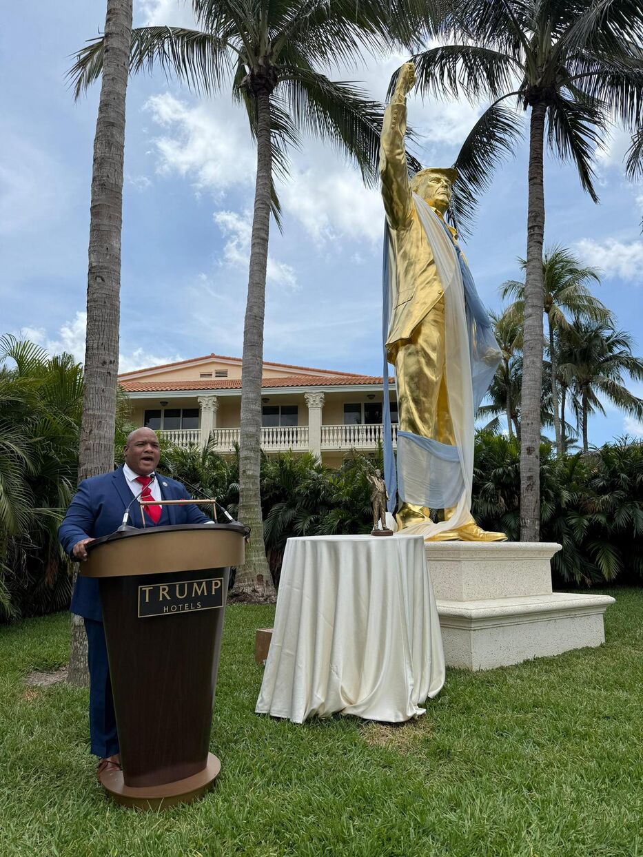 Inauguran estatua dorada de Trump de 4,5 metros de alto en su club de golf: cuánto costó