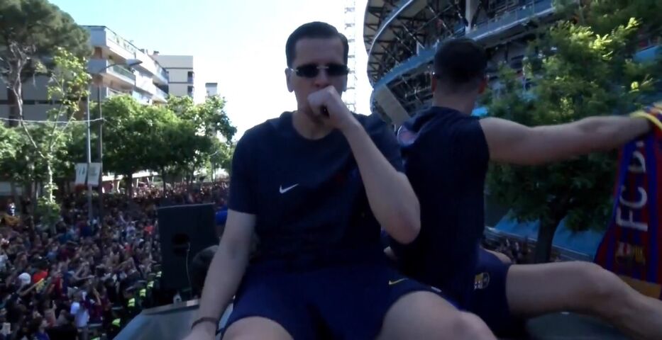 Arquero de Barcelona celebró el título con un vapeador y repartiendo cigarros a hinchas