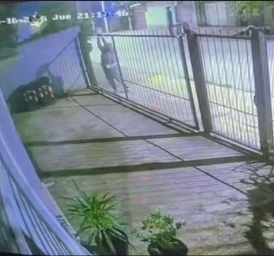 Vecina del terror regresó a su casa de Pando y ya dañó un auto en la zona